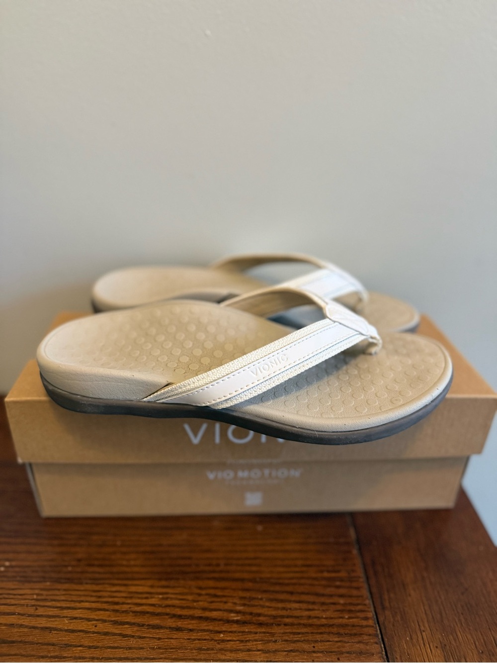 Vionic Tide white patent Comfort Flip Flop Sandals 7